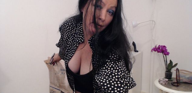 Model - BruneteBBW heels