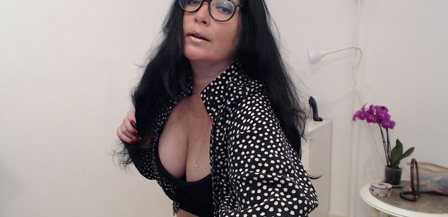 Model - BruneteBBW heels