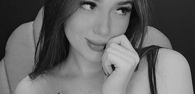 Model - EmilyPrada feet