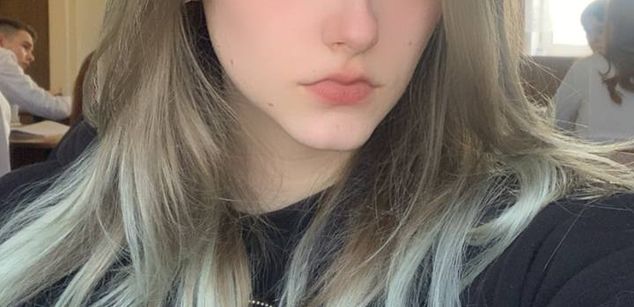 Model - Vilet schoolgirl