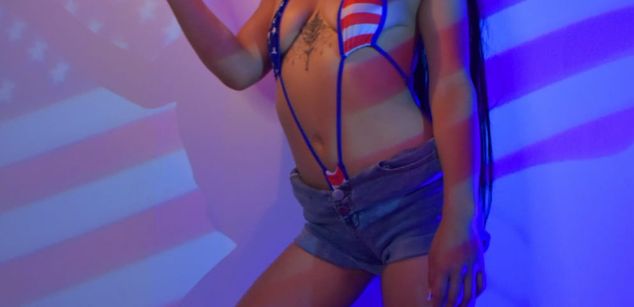 Model - HayleyBaroni brunette