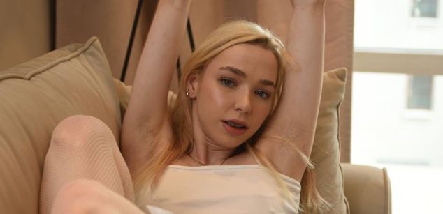 Model - Lila Blooms tongue