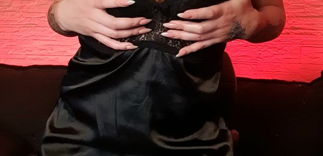 Model - AnnaLu strapon