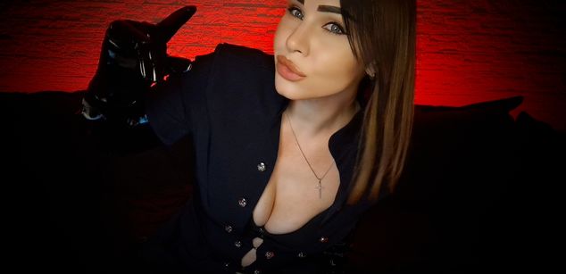 Model - AnnaLu strapon