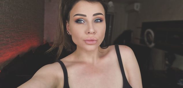 Model - AnnaLu strapon