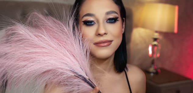 Model - GinaBest brunette