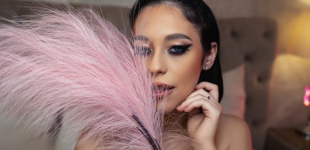 Model - GinaBest brunette