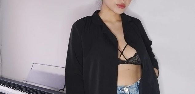 Model - Mia Saenz squirt