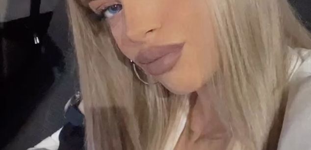 Model - ArianaPetite feet