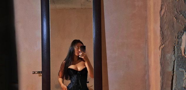 Model - Maya masturbation