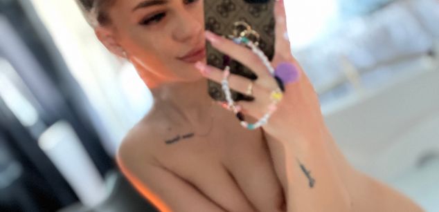 Model - ArianaPetite feet