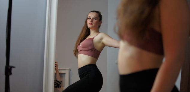 Model - Kate footjob